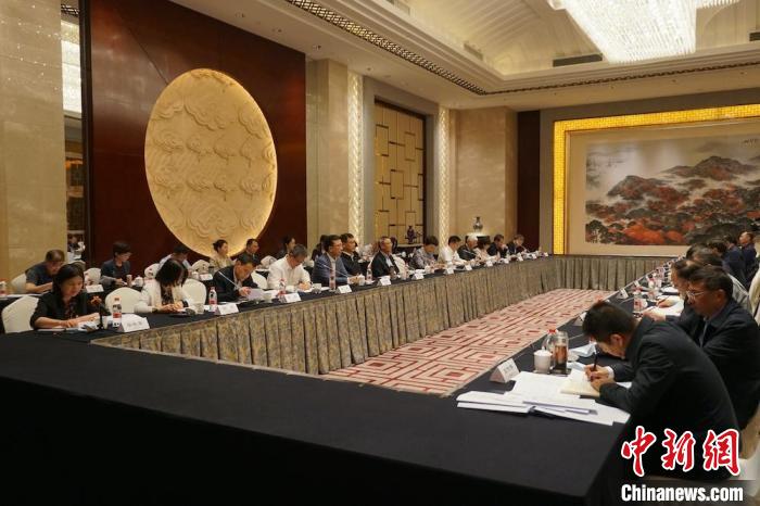 民進(jìn)中央主席蔡達(dá)峰近日率調(diào)研組赴江蘇開展重點(diǎn)考察調(diào)研。圖為在調(diào)研座談會(huì)現(xiàn)場。　民進(jìn)中央供圖
