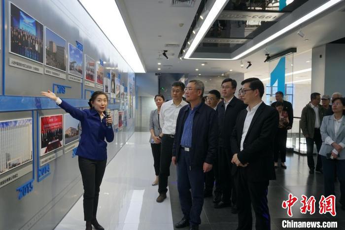 民進(jìn)中央主席蔡達(dá)峰近日率調(diào)研組赴江蘇開展重點(diǎn)考察調(diào)研。圖為在江陰實(shí)地考察雙良集團(tuán)有限公司。　孫權(quán) 攝