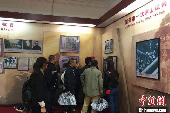 圖為游客在廬山抗戰(zhàn)博物館內參觀。　吳鵬泉 攝