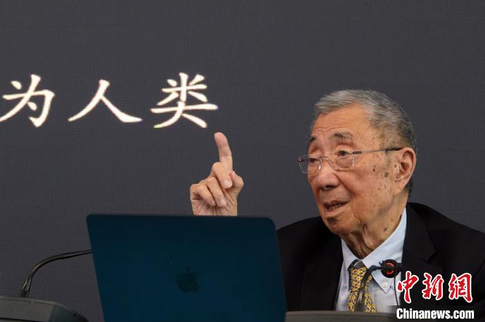 高能論壇上，丁肇中先生與現(xiàn)場(chǎng)聽(tīng)眾交流?！?lt;a target='_blank' href='/'><p  align=