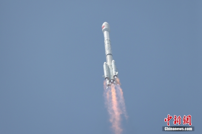 5月17日10時49分，我國在西昌衛(wèi)星發(fā)射中心用長征三號乙運載火箭，成功發(fā)射第五十六顆北斗導航衛(wèi)星。該衛(wèi)星屬地球靜止軌道衛(wèi)星，是我國北斗三號工程的首顆備份衛(wèi)星。入軌并完成在軌測試后，將接入北斗衛(wèi)星導航系統(tǒng)。此次發(fā)射是北斗三號工程高密度組網(wǎng)之后，時隔3年的首發(fā)任務(wù)。朱磊 攝
