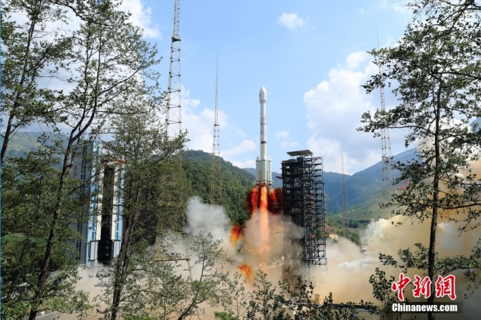 5月17日10時49分，我國在西昌衛(wèi)星發(fā)射中心用長征三號乙運載火箭，成功發(fā)射第五十六顆北斗導航衛(wèi)星。該衛(wèi)星屬地球靜止軌道衛(wèi)星，是我國北斗三號工程的首顆備份衛(wèi)星。入軌并完成在軌測試后，將接入北斗衛(wèi)星導航系統(tǒng)。此次發(fā)射是北斗三號工程高密度組網(wǎng)之后，時隔3年的首發(fā)任務(wù)。楊志遠 攝