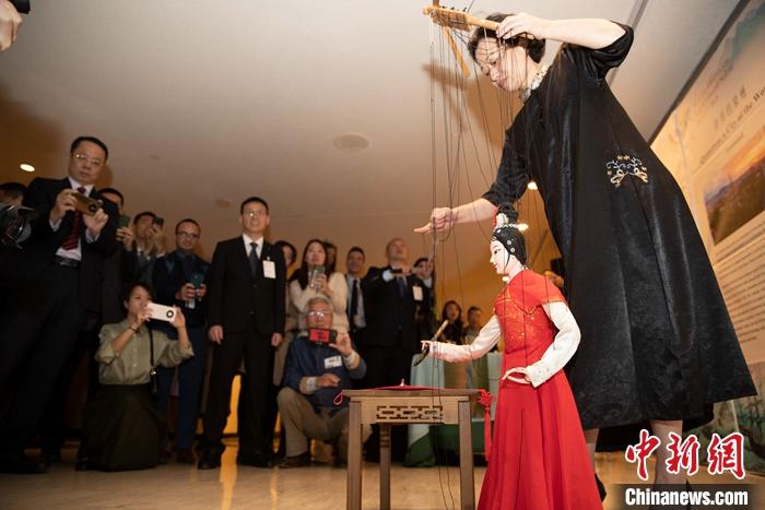 當(dāng)?shù)貢r(shí)間5月19日，中國(guó)常駐聯(lián)合國(guó)代表團(tuán)、中國(guó)文化和旅游部、泉州市人民政府在紐約聯(lián)合國(guó)總部聯(lián)合舉辦“茶和天下·雅集”主題展覽和招待會(huì)。圖為展覽表演泉州提線木偶寫書法。 <a target='_blank' href='/' _fcksavedurl='/'><p  align=