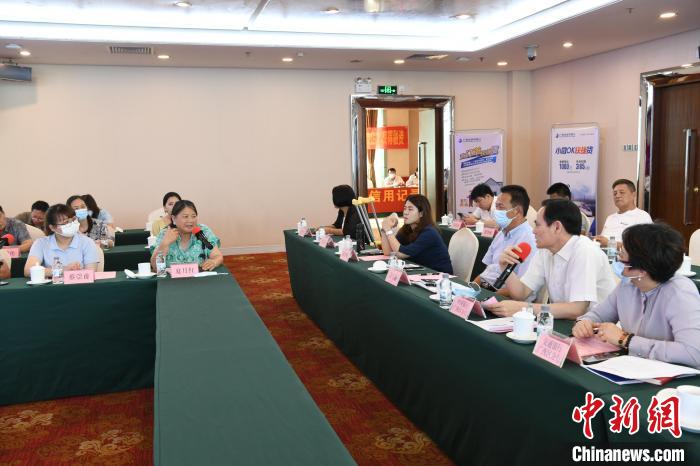 圖為中國(guó)銀行廣西分行代表在回應(yīng)桂林歸義生態(tài)農(nóng)業(yè)有限公司總經(jīng)理夏月紅的貸款需求?！∈Y雪林 攝