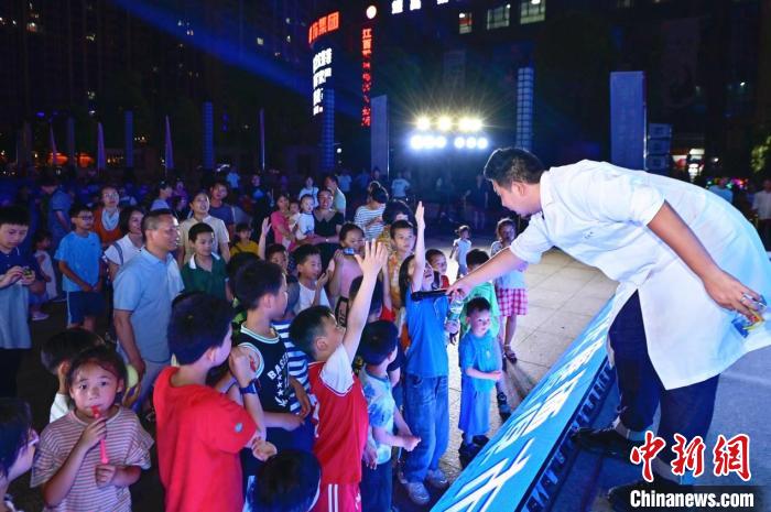 2023年鷹潭市“好奇心”科普節(jié)吸引了不少孩子踴躍參與?！≈鬓k方 供圖