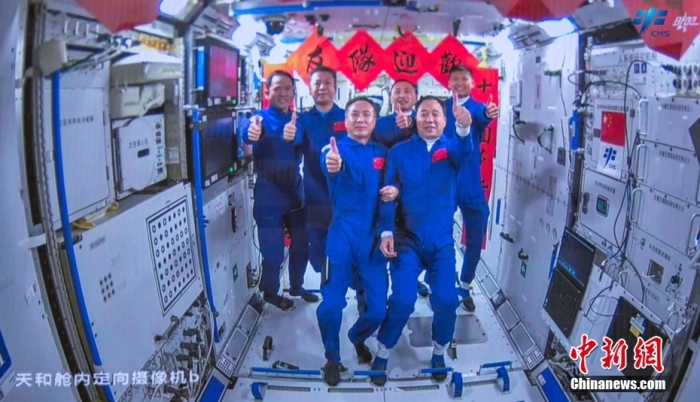 圖為神舟十五號航天員乘組與神舟十六號航天員乘組“全家福”。中國載人航天工程辦公室 供圖