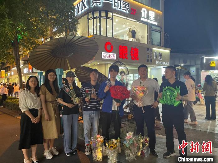 在東陽(yáng)橫店，宣講團(tuán)導(dǎo)師、成員與橫店演員(右三)合影?！?東陽(yáng)市融媒體中心 供圖