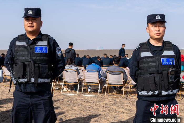 圖為承擔(dān)神舟十六號載人飛船安保任務(wù)的移民管理警察?！∨ｖ?攝