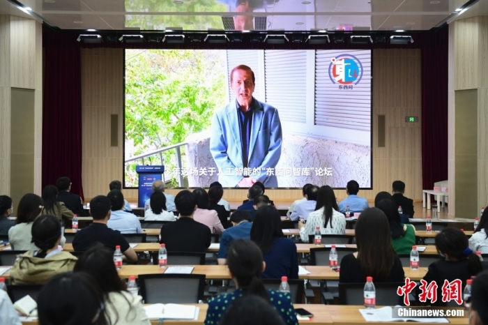 5月30日，<a target='_blank' href='/'>中新社</a>第二屆“東西問智庫”主題論壇在北京舉行，多位中外專家圍繞“AI革命與文明進化”展開討論。圖為美國加州理工學(xué)院電氣工程和計算機科學(xué)教授、人工智能專家亞瑟·阿布-穆斯塔法通過視頻在論壇上作主旨演講。<a target='_blank' href='/'>中新社</a>記者 田雨昊 攝