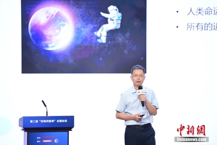 5月30日，<a target='_blank' href='/'>中新社</a>第二屆“東西問智庫”主題論壇在北京舉行，多位中外專家圍繞“AI革命與文明進化”展開討論。圖為北京大學(xué)新聞與傳播學(xué)院教授胡泳在論壇上作主旨演講。<a target='_blank' href='/'>中新社</a>記者 田雨昊 攝