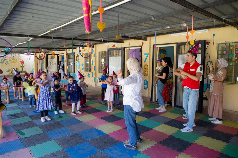 圖為中埃青年志愿者在埃及新開(kāi)羅幼兒園開(kāi)展“志愿服務(wù)伴成長(zhǎng)，中埃攜手慶六一”活動(dòng)。中建埃及分公司供圖