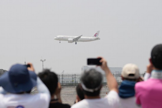 5月28日，C919首個(gè)商業(yè)航班東航MU9191飛抵北京首都國際機(jī)場(chǎng)。新華社記者鞠煥宗攝