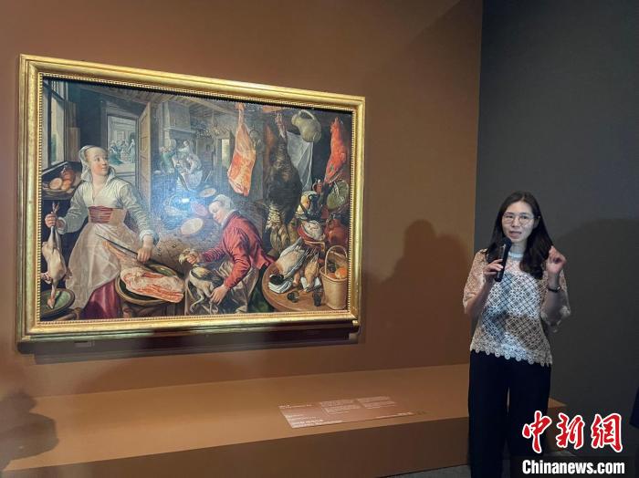 當(dāng)?shù)貢r(shí)間6月1日，韓國國立中央博物館講解員在向游客講解畫作?！∪f佳欣 攝