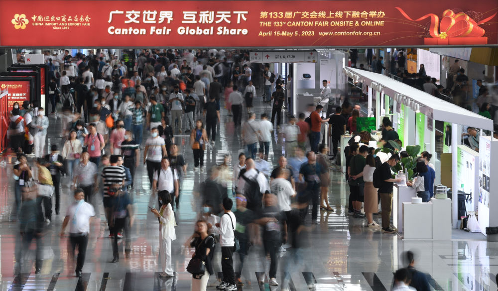 這是4月15日拍攝的廣交會(huì)現(xiàn)場(chǎng)。第133屆中國(guó)進(jìn)出口商品交易會(huì)（廣交會(huì)）全面恢復(fù)線下展，吸引220多個(gè)國(guó)家和地區(qū)的數(shù)十萬(wàn)采購(gòu)商報(bào)名參會(huì)。新華社記者 鄧華 攝