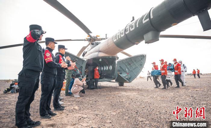 圖為阿拉善邊境管理支隊民警目送航天員登機離開?！缇?攝