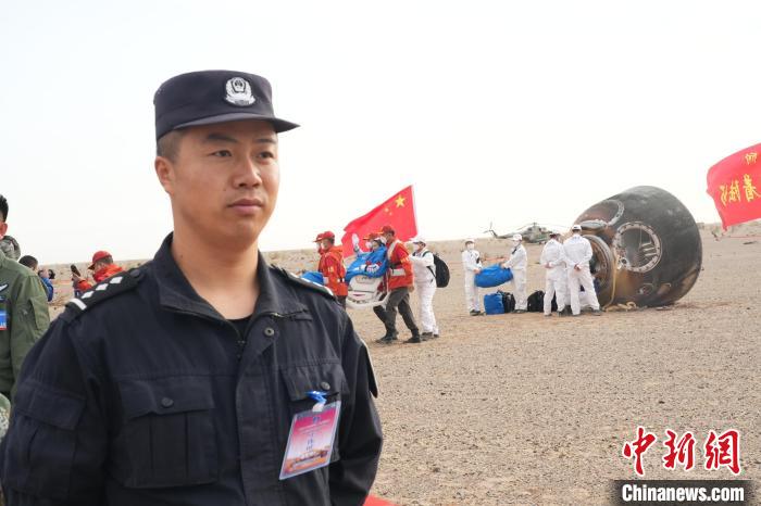 圖為阿拉善邊境管理支隊民警在著陸場開展安保工作?！埥?攝