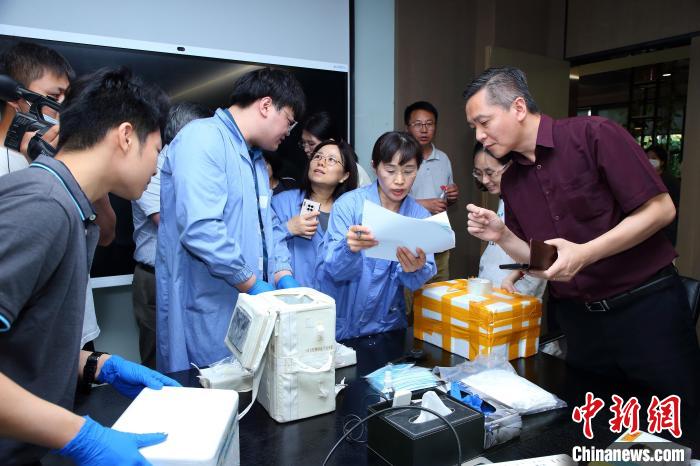 科研人員清點(diǎn)、查看隨神舟十五號(hào)返回地面的空間科學(xué)實(shí)驗(yàn)樣品?！≈锌圃嚎臻g應(yīng)用中心 供圖
