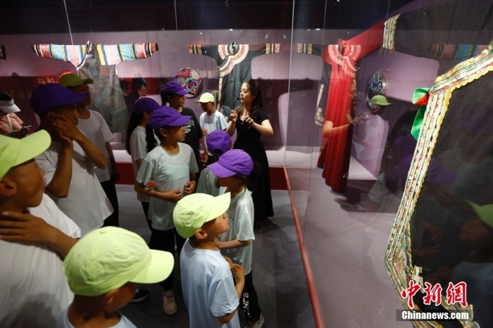 圖為藏族青少年們參觀民族博物館。<a target='_blank' href='/' _fcksavedurl='/'><p  align=