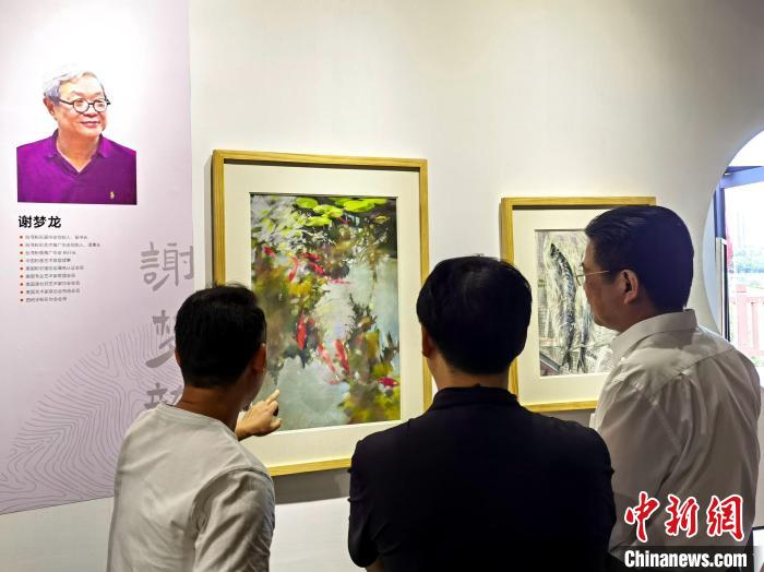 “求同存藝——海峽兩岸藝術(shù)家畫展”展出百余幅兩岸藝術(shù)家畫作?！「毒窜?攝