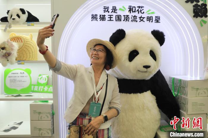 美國華視總裁楊蓮花與大熊貓文創(chuàng)產(chǎn)品合影?！⊥趵?攝