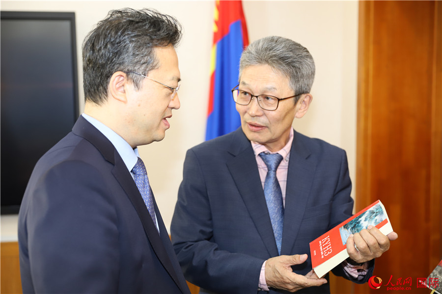 其米德策耶（右一）向李峙介紹翻譯成果。人民網(wǎng)記者 霍文攝