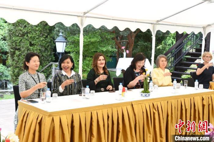 圖為嘉賓品味烏龍茶。　柏林中國文化中心供圖。