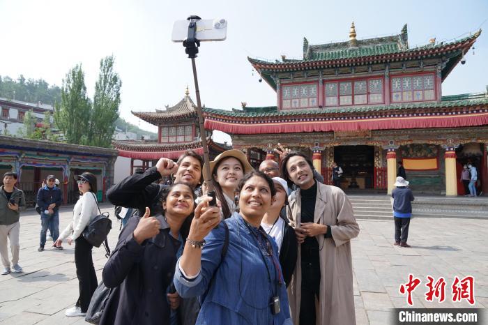 圖為外國記者在塔爾寺合影?！●R銘言 攝