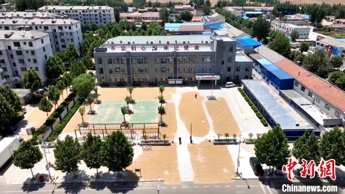 德州陵城區(qū)開放1297處鎮(zhèn)村公共場地，緩解農(nóng)民曬糧難題?！×瓿菂^(qū)委宣傳部供圖