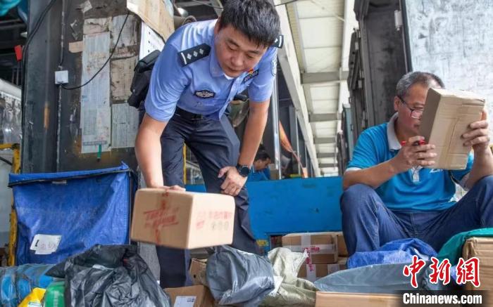 肥東縣公安局針對劇毒化學品和易制爆危險化學品生產(chǎn)企業(yè)開展安全檢查工作?！『戏示焦﹫D