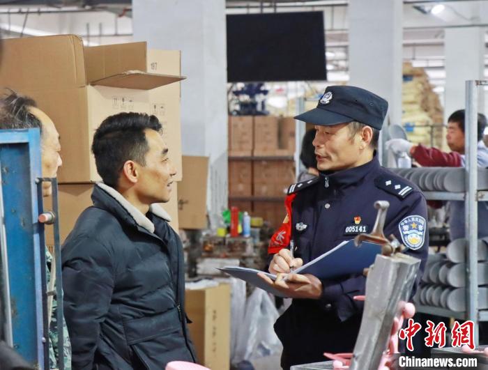 3月30日，大興派出所民警來到轄區(qū)中小企業(yè)，開展“為民為企為項目”走訪活動。　合肥警方供圖
