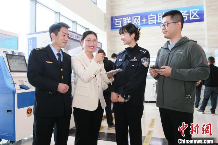 4月10日，安徽合肥，一家運輸企業(yè)負責人在工作人員的指導下，使用小程序辦理車管業(yè)務。　合肥警方供圖