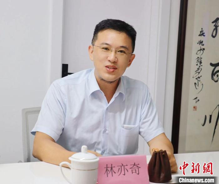 臺(tái)灣創(chuàng)新聯(lián)合建筑協(xié)會(huì)理事長(zhǎng)林亦奇講述設(shè)立驛站愿景?！窃式?攝