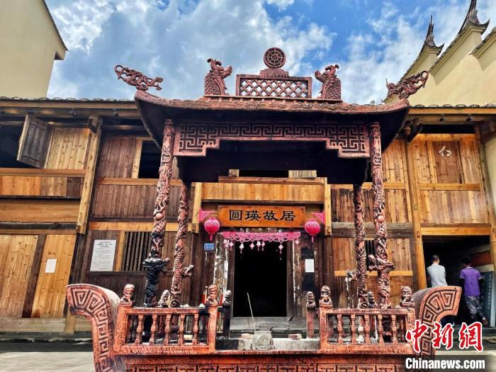 臺(tái)灣上趣開新團(tuán)隊(duì)入駐古田縣平湖鎮(zhèn)端上村，以“圓瑛法師故里”為主題打造愛國禪意村。　呂巧琴 攝