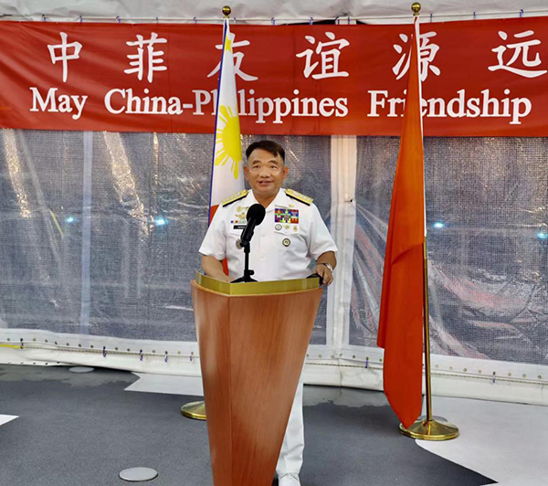 菲海軍司令阿達奇代表菲馬科斯總統(tǒng)歡迎“戚繼光”艦到訪。中國駐菲律賓大使館供圖