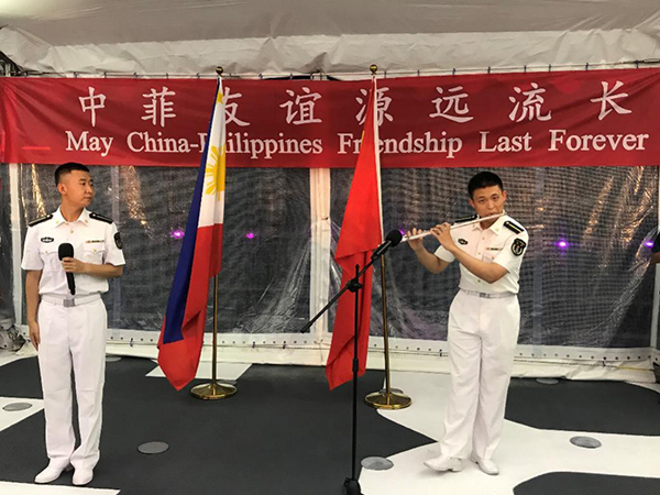 艦上官兵表演歌舞、民樂、武術(shù)等節(jié)目。中國駐菲律賓大使館供圖