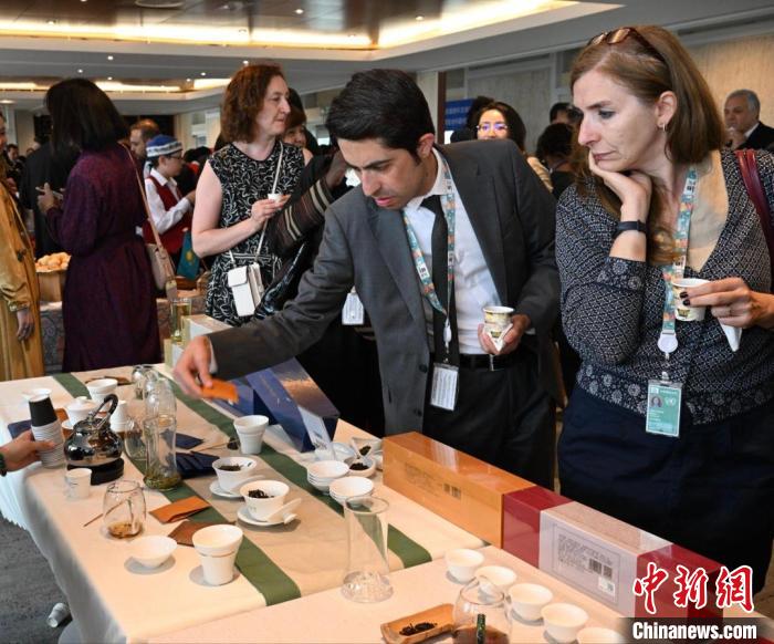 現(xiàn)場觀眾觀看中國展臺茶藝表演、了解茶文化?！【笜?攝