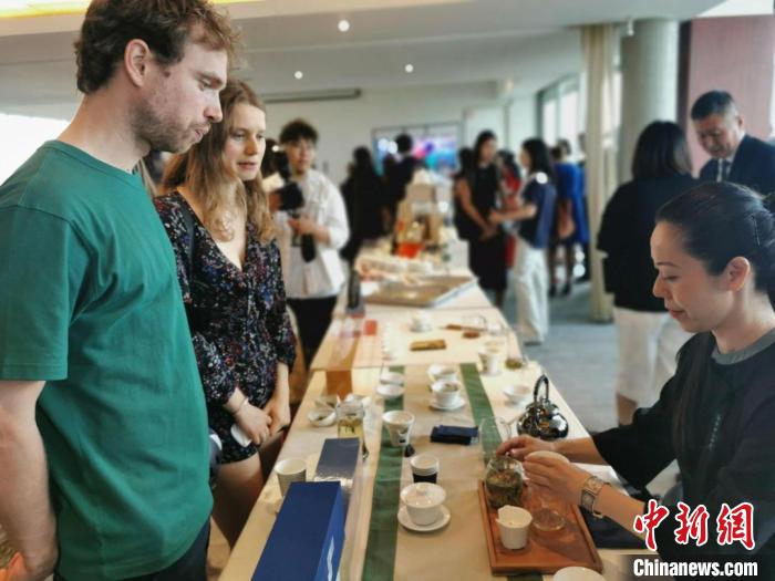 現(xiàn)場觀眾觀看中國展臺茶藝表演、了解茶文化?！【笜?攝