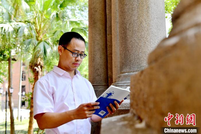 圖為福建師范大學(xué)教育學(xué)院臺灣教師陳昭志正在看書。　呂明 攝