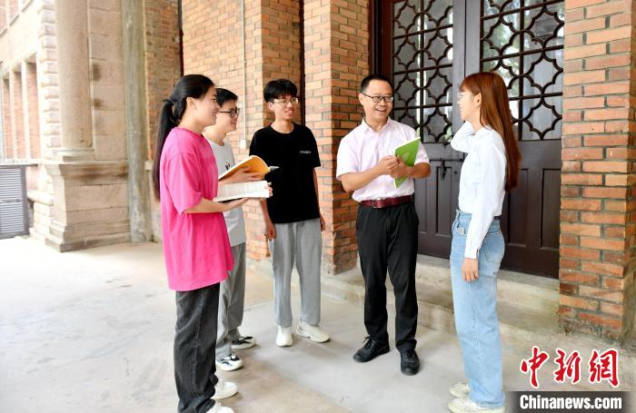 7月4日，臺灣教師陳昭志正在和學(xué)生交流?！蚊?攝