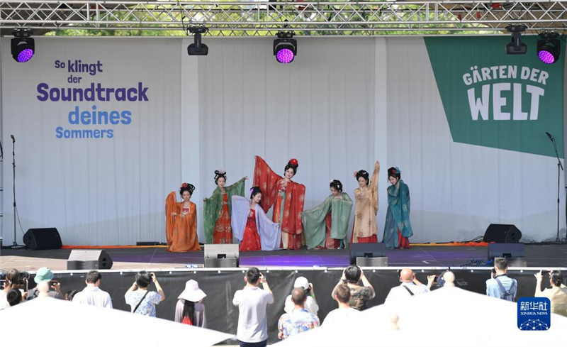 7月8日，在德國柏林世界公園，漢服愛好者進行漢服展示。新華社記者 任鵬飛 攝