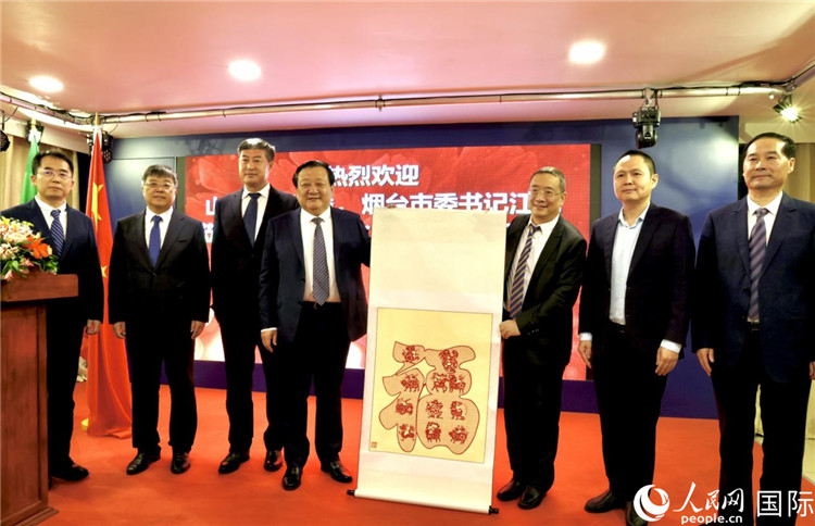 參加座談會(huì)的主要嘉賓合影留念。人民網(wǎng)記者宋亦然攝