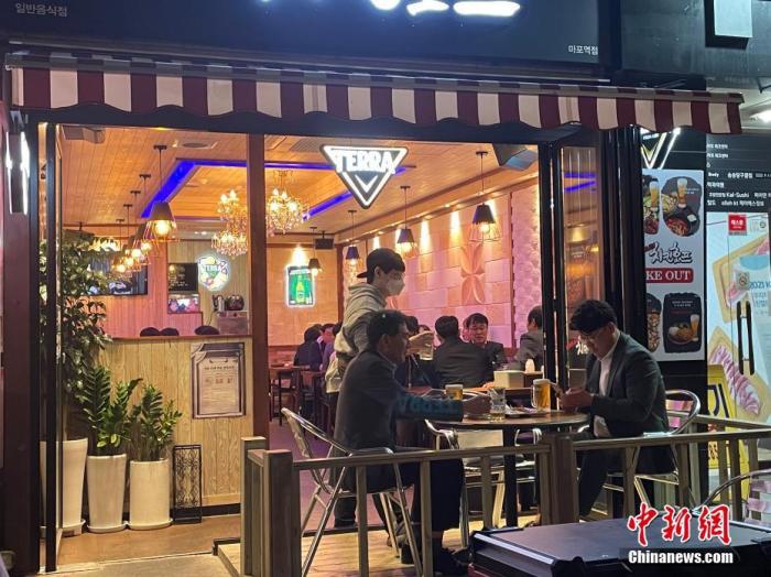 資料圖：韓國首爾市民在餐館用餐。 <a target='_blank' href='/' _fcksavedurl='/'><p  align=