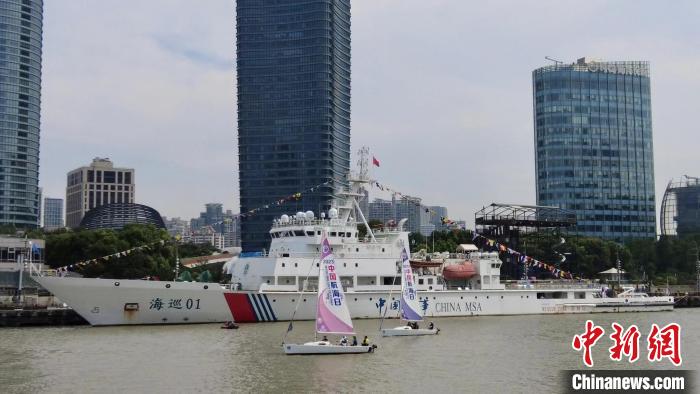 海事巡航救助船“海巡01”輪停靠國(guó)客碼頭，向公眾免費(fèi)開放?！≈烨镬戆?攝