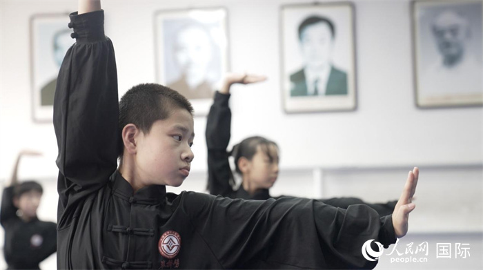 正在練習(xí)劈掛拳的武術(shù)學(xué)童。人民網(wǎng)記者 袁蒙攝