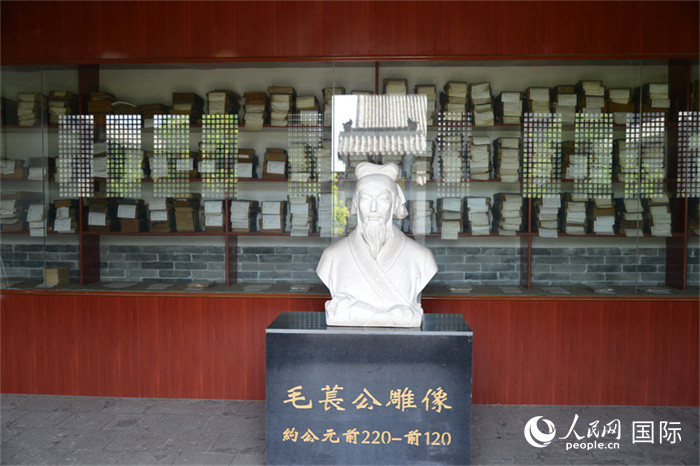 河間詩經(jīng)齋毛萇雕像。雕像后書櫥中陳列的是歷代各版本《詩經(jīng)》及譯本。 人民網(wǎng) 趙昭攝