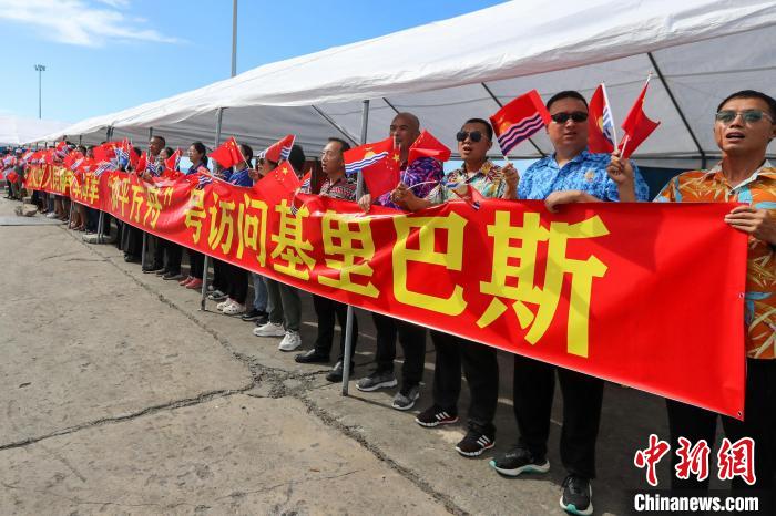 華僑華人、中資機構等拉起橫幅，歡迎“和平方舟”號醫(yī)院船來訪。　徐巍 攝