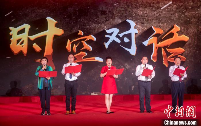 陳曉帆與顏福慶之孫顏志淵、陶行知曾孫陶侃、榮毅仁侄女榮智豐深情朗誦《與統(tǒng)戰(zhàn)先輩的時空對話》?！堦?攝