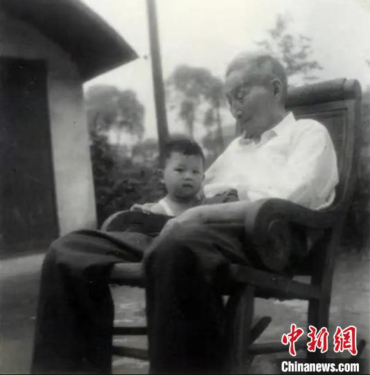陳望道與幼年的陳曉帆?！￡悤苑﹫D