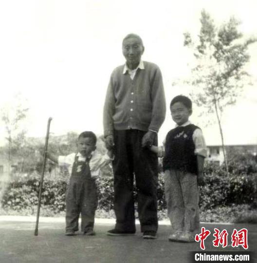 陳望道與幼年的陳曉帆(左)、陳曉帆的哥哥一起合影?！￡悤苑﹫D