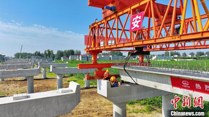長25米重80噸的箱梁平穩(wěn)、精準(zhǔn)地落在S314分離式立交橋25號和26號墩上?！⒂癫?攝